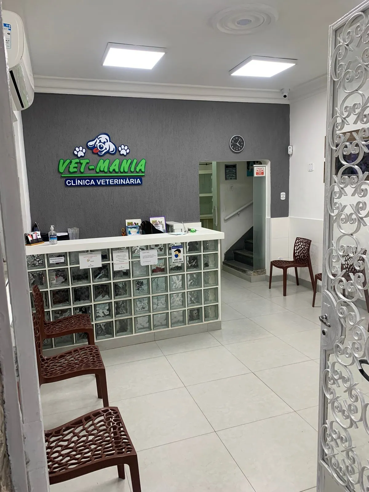 Recepção da Vet-Mania, com o logo da clínica na parede